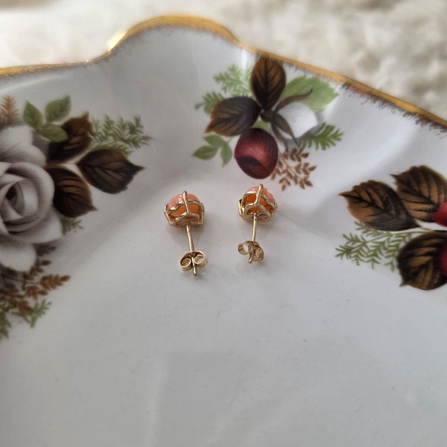 Vintage 9k & 14k gouden oorstekers angel skin koraal