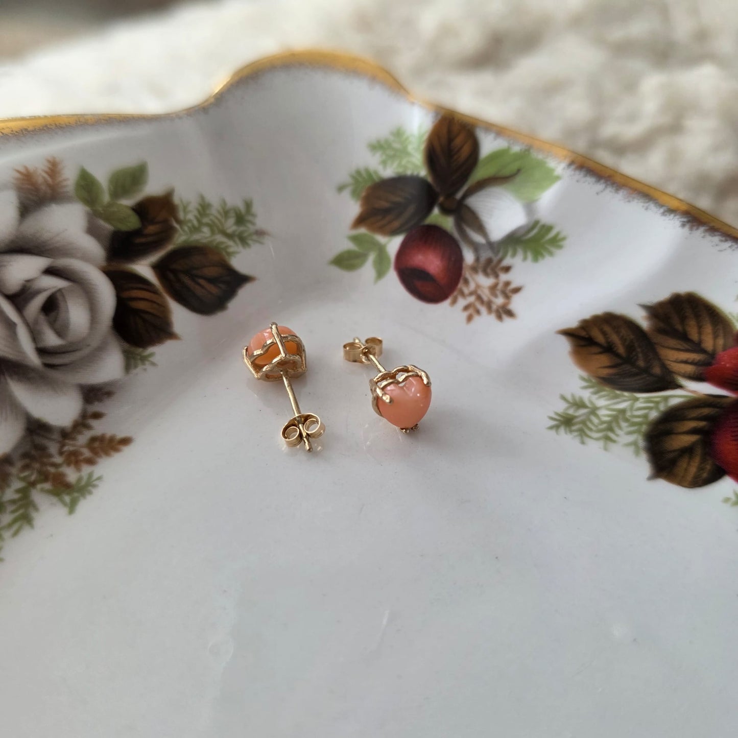 Vintage 9k & 14k gouden oorstekers angel skin koraal