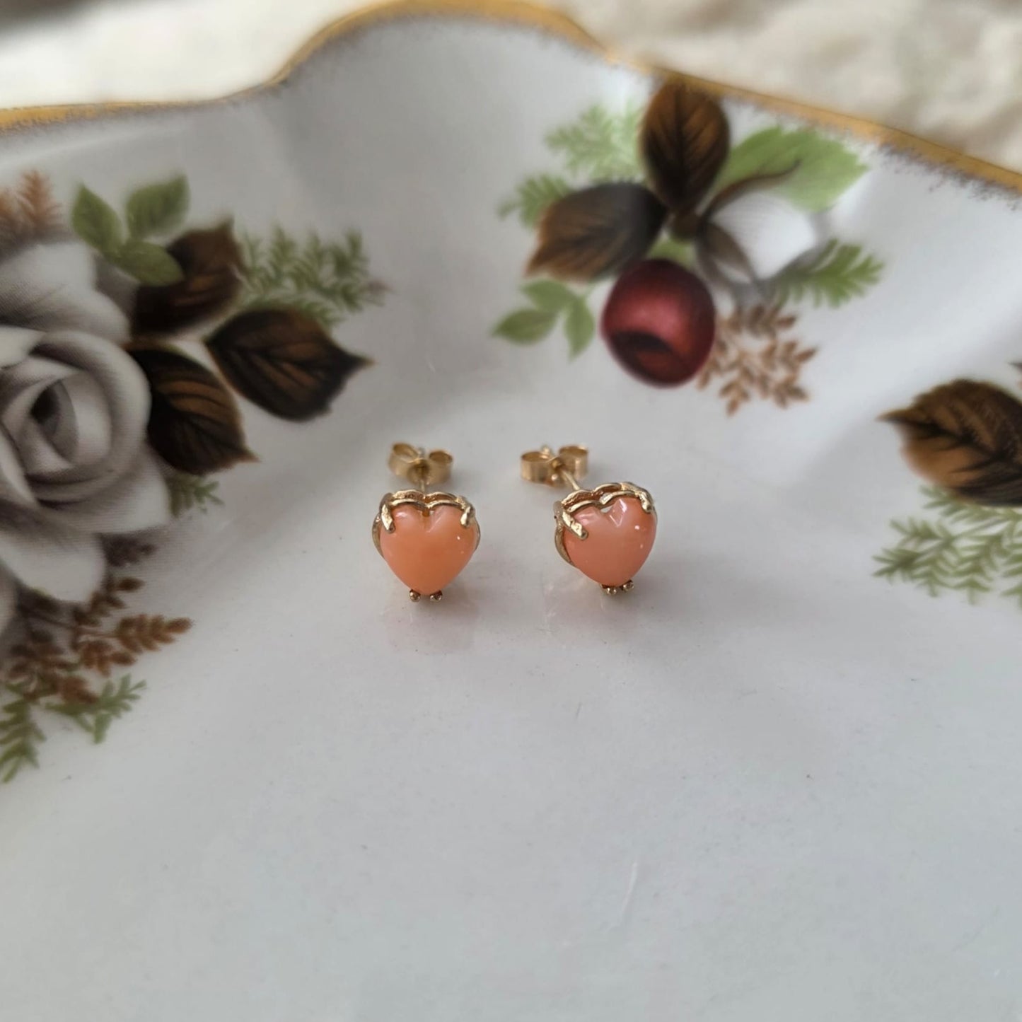 Vintage 9k & 14k gouden oorstekers angel skin koraal