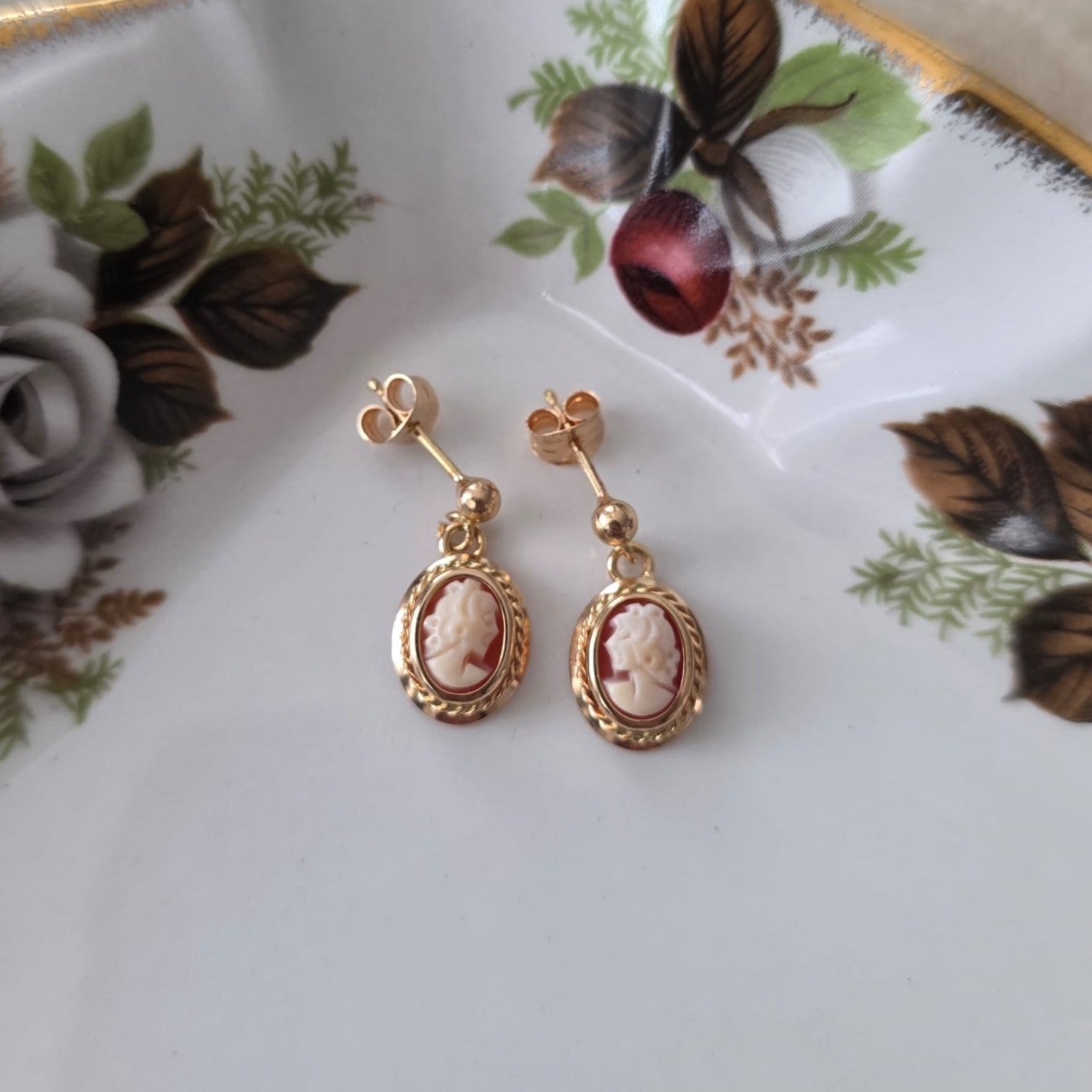 Vintage 18k gouden oorhangers camee
