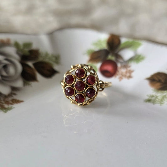 Vintage 14k gouden ring met granaat entourage