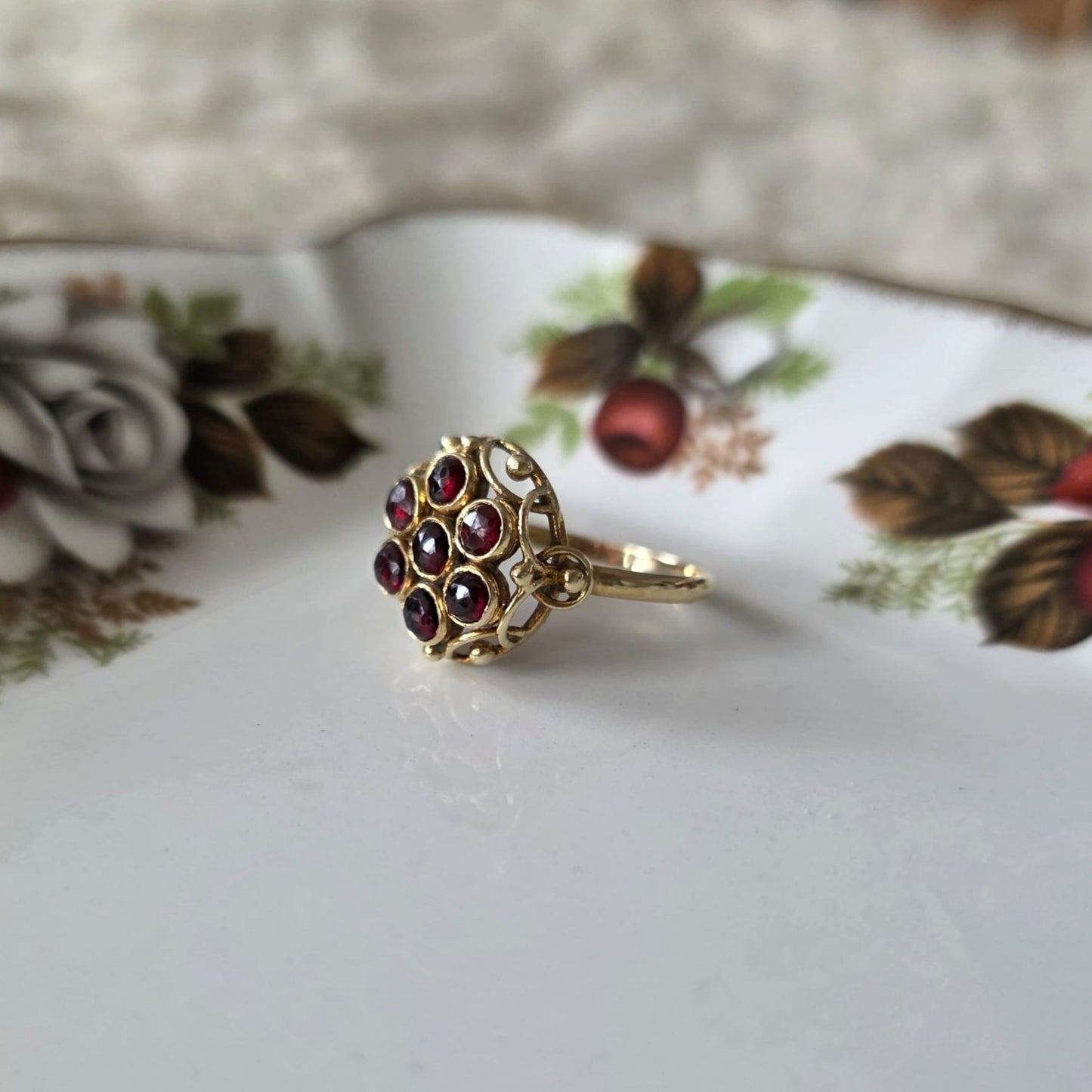 Vintage 14k gouden ring met granaat entourage