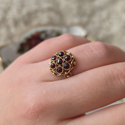 Vintage 14k gouden ring met granaat entourage