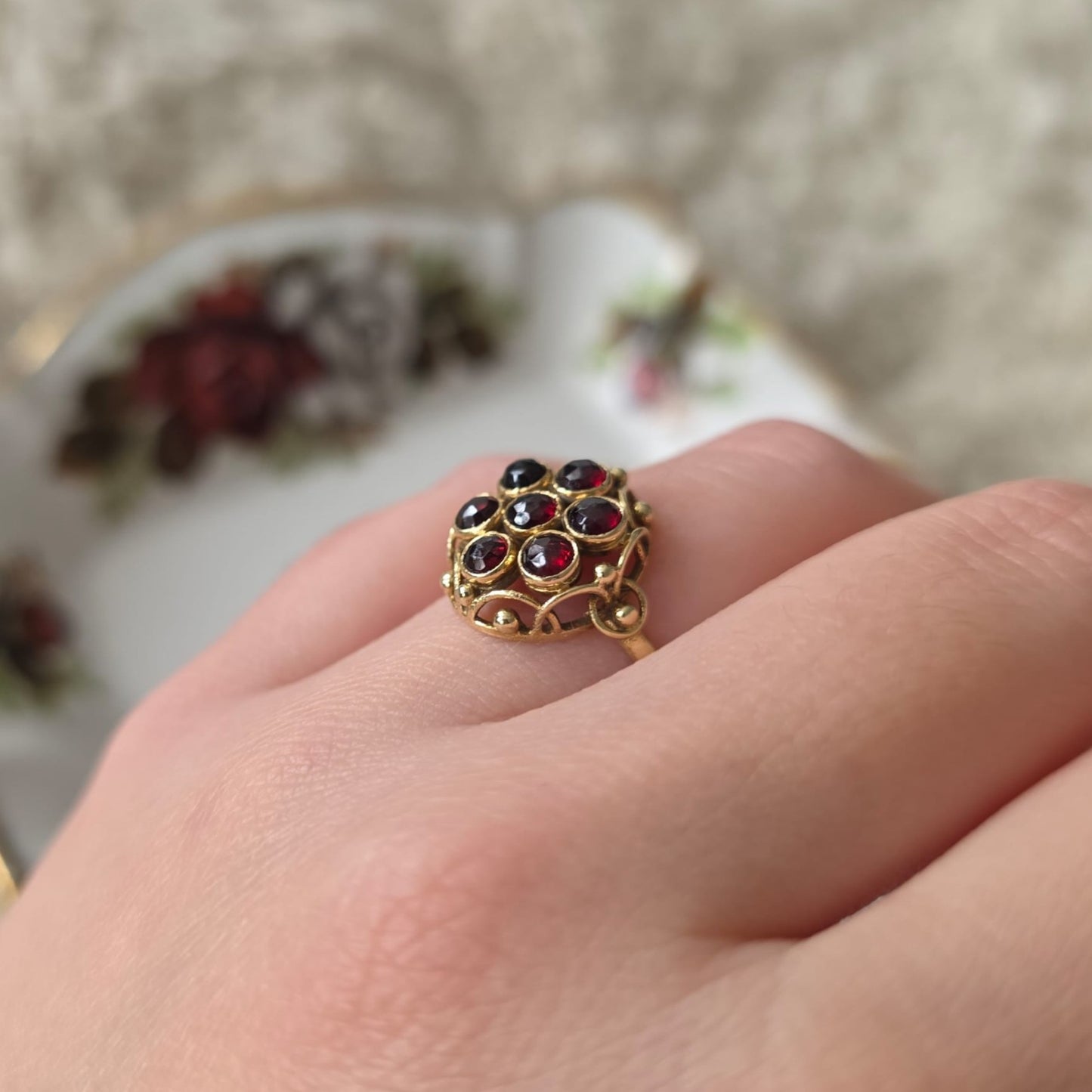 Vintage 14k gouden ring met granaat entourage