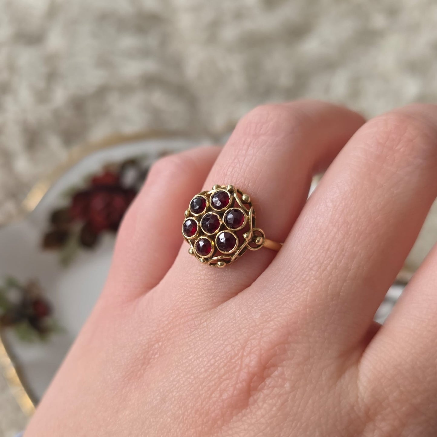 Vintage 14k gouden ring met granaat entourage