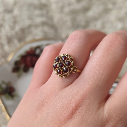 Vintage 14k gouden ring met granaat entourage