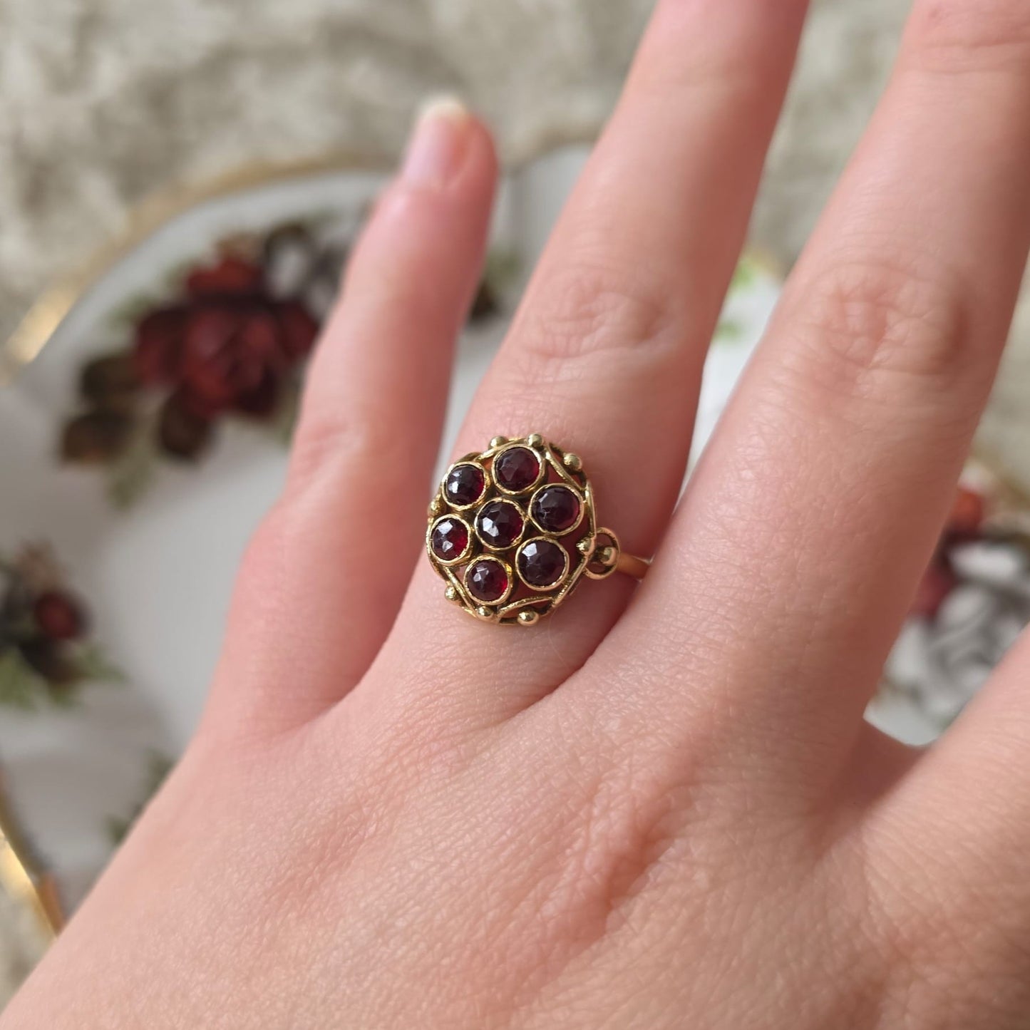 Vintage 14k gouden ring met granaat entourage