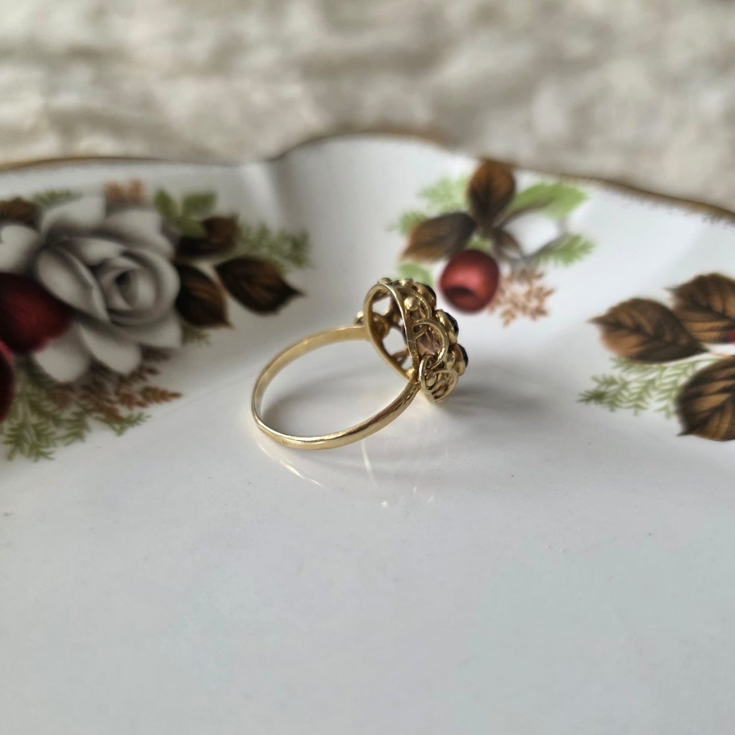 Vintage 14k gouden ring met granaat entourage
