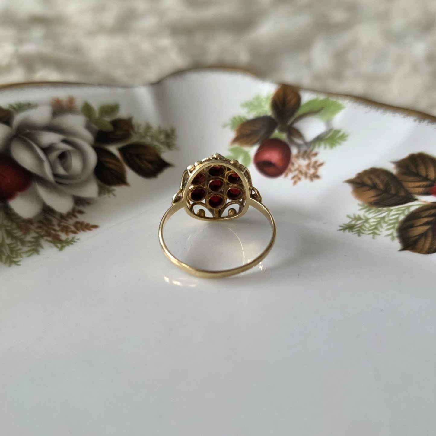Vintage 14k gouden ring met granaat entourage