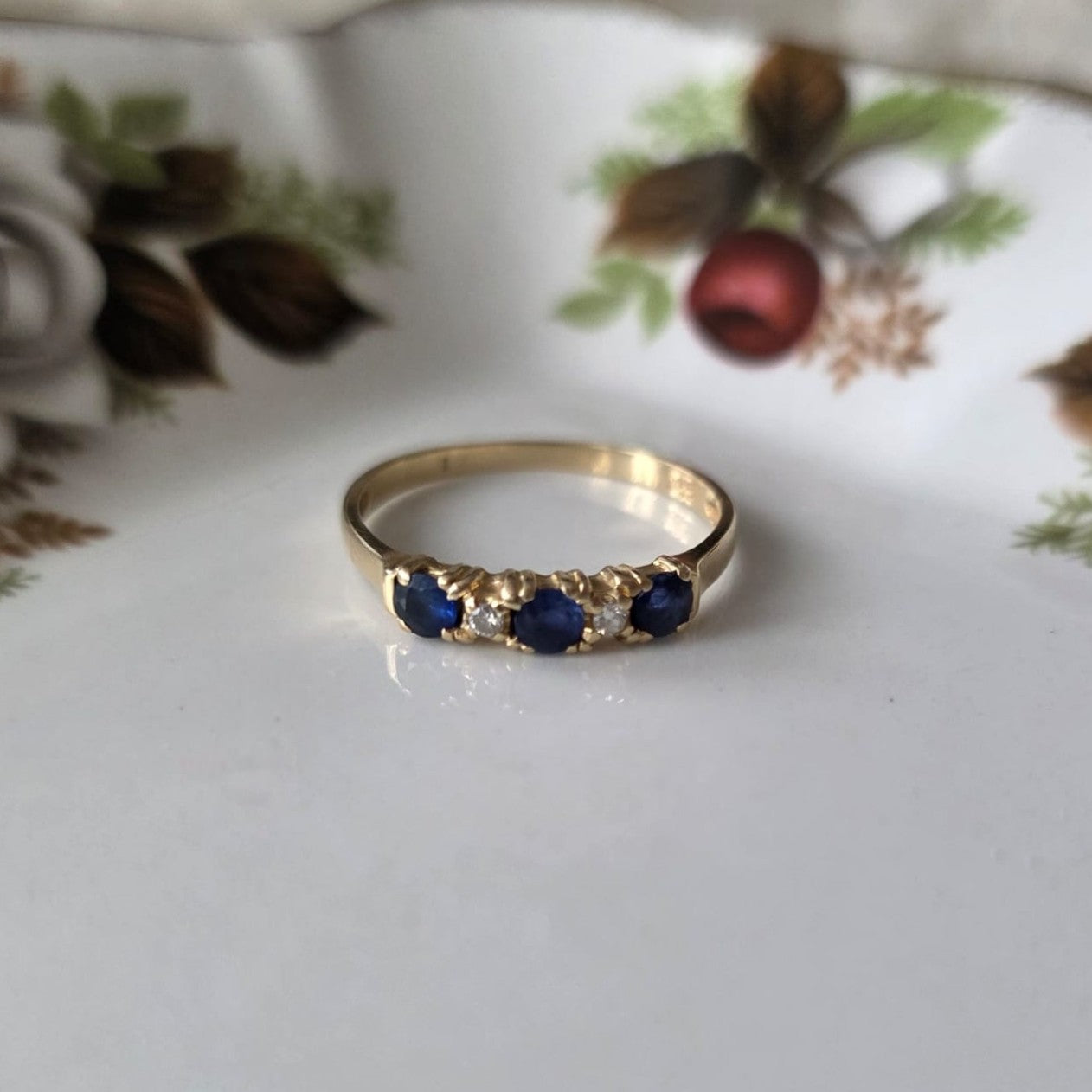 Vintage 14k gouden ring met witte en blauwe zirkonia
