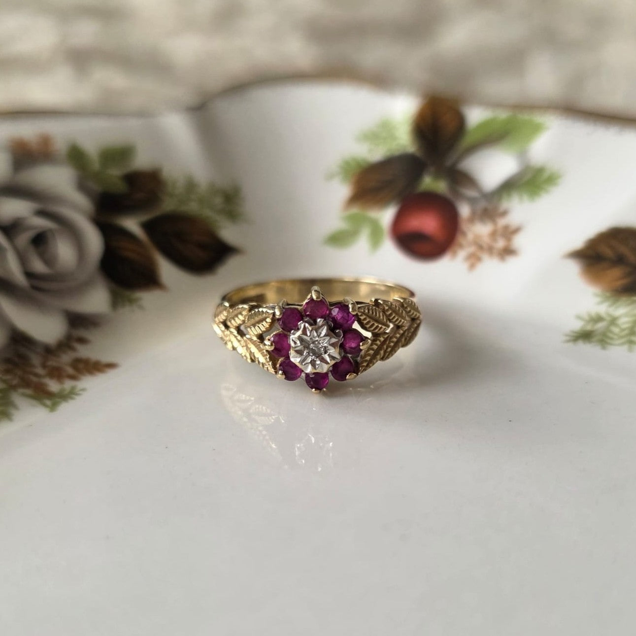 Vintage 8k gouden ring met robijn en diamant