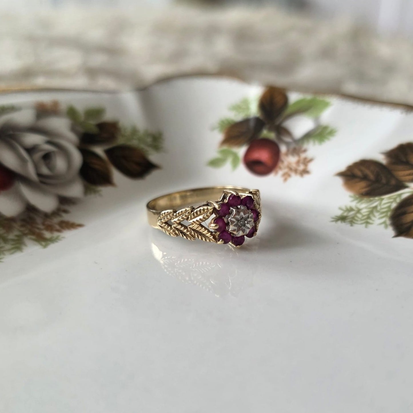 Vintage 8k gouden ring met robijn en diamant