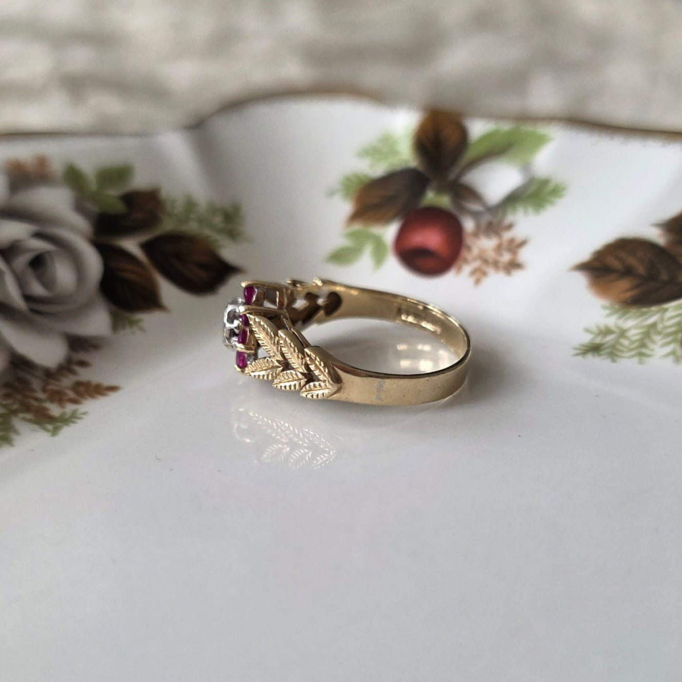 Vintage 8k gouden ring met robijn en diamant