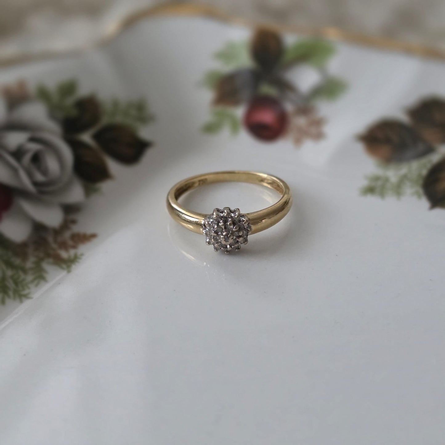 Vintage 18k gold ring with diamonds