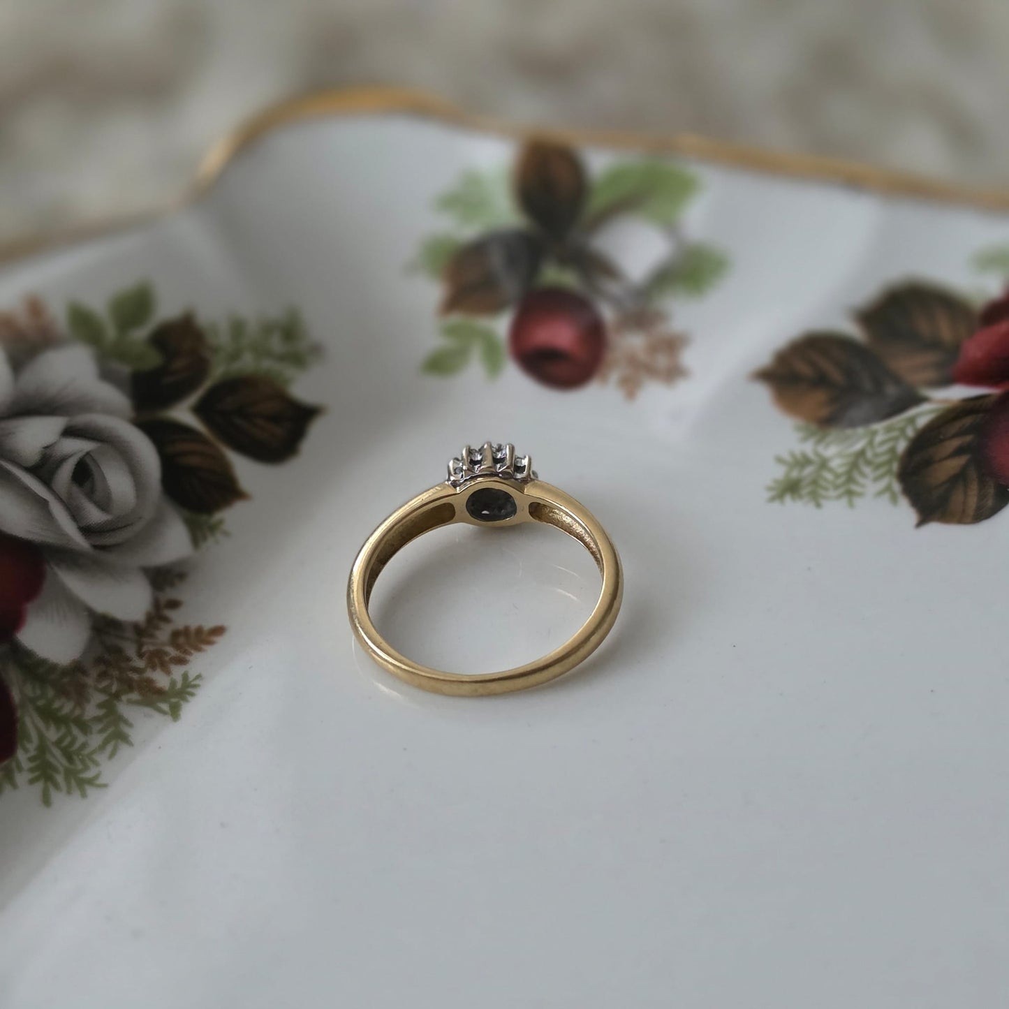 Vintage 18k gold ring with diamonds