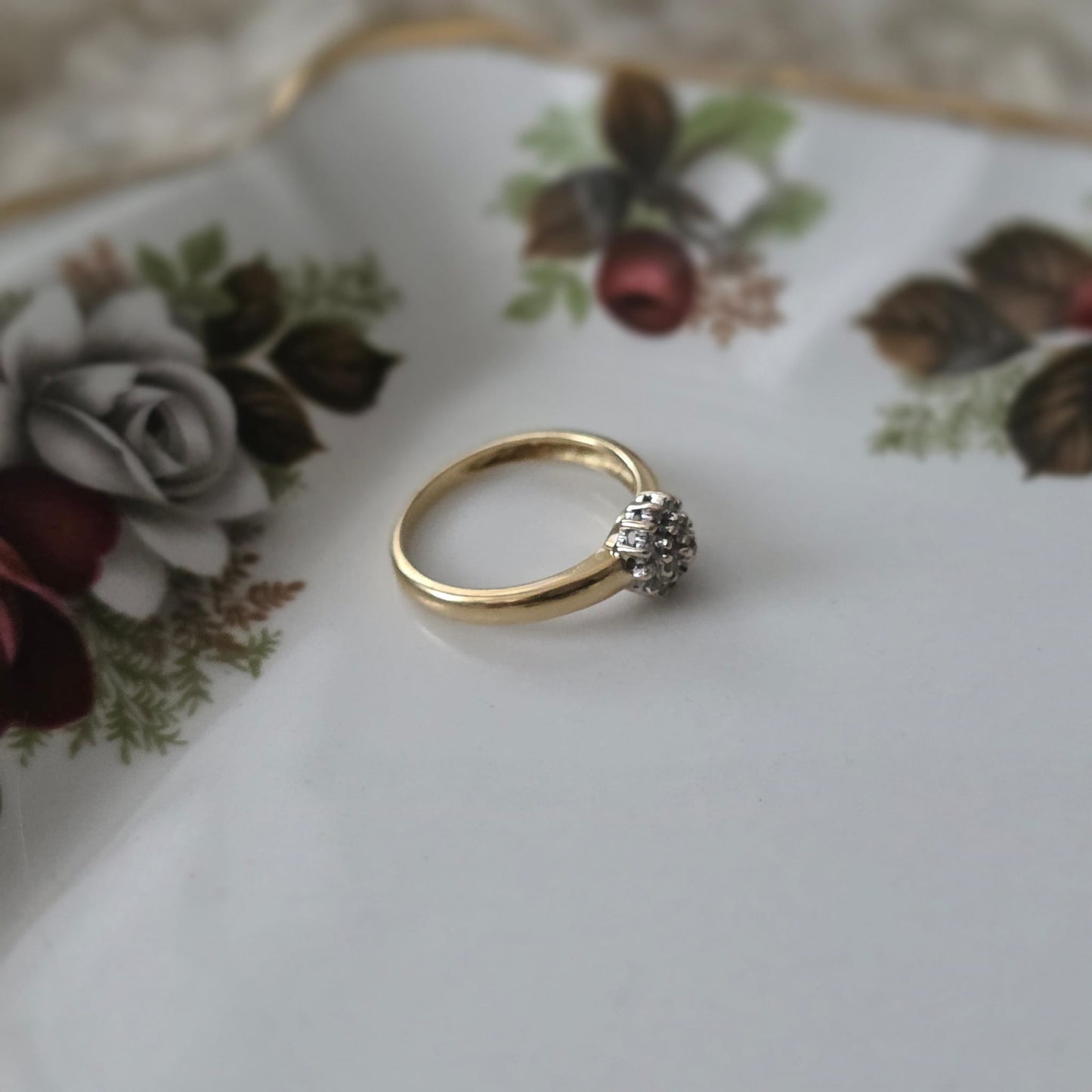 Vintage 18k gold ring with diamonds