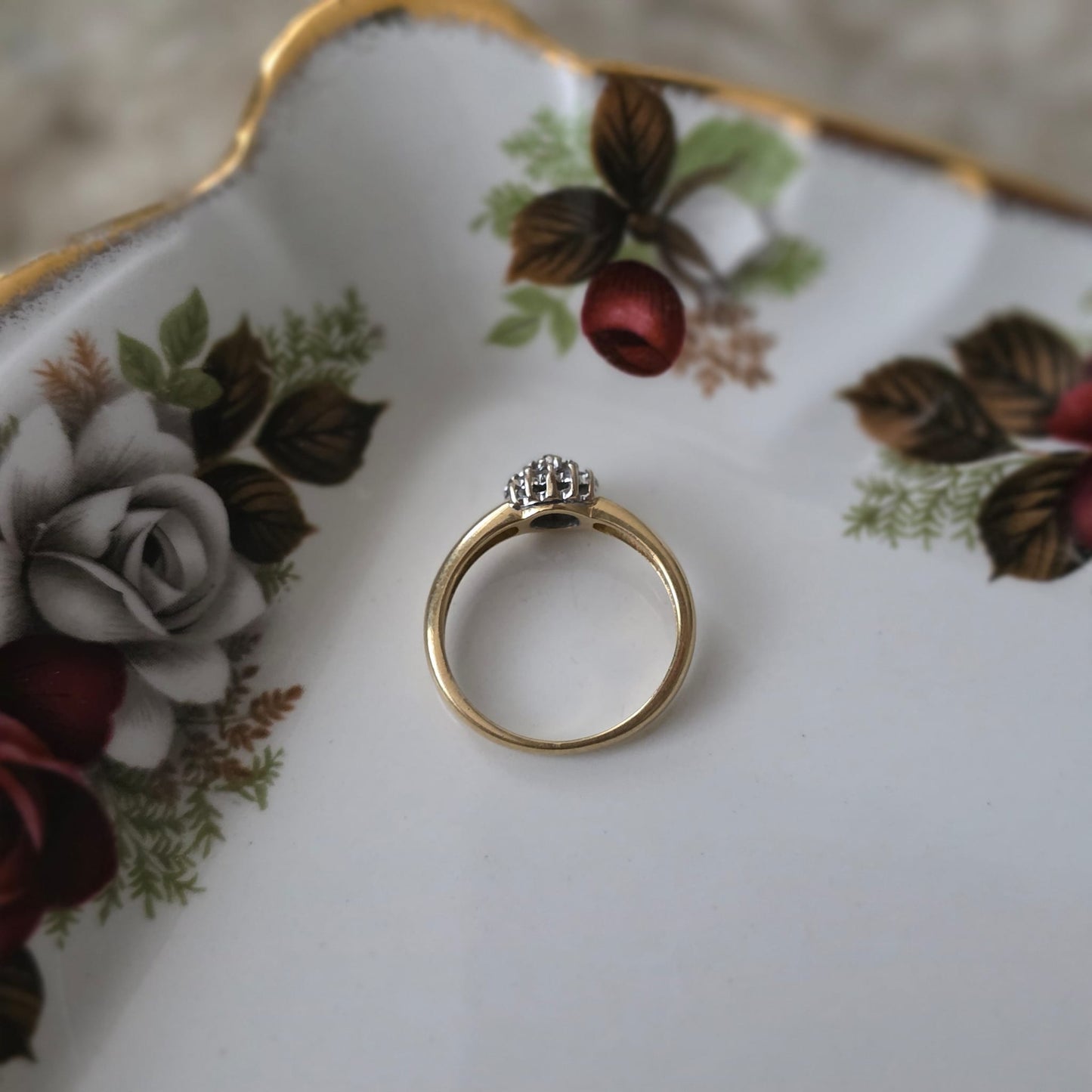 Vintage 18k gold ring with diamonds