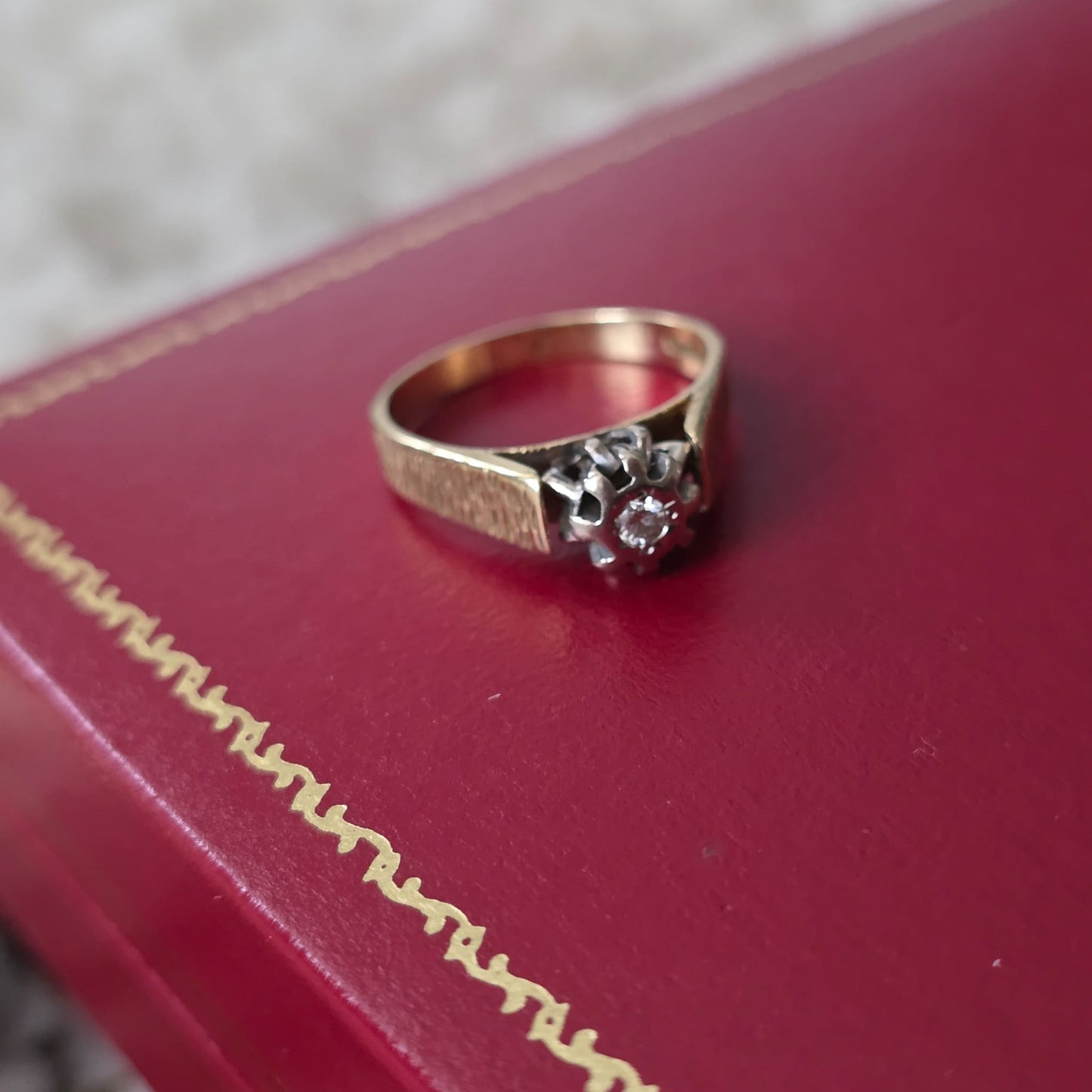 Vintage 18k gouden verlovingsring met diamant bark finish