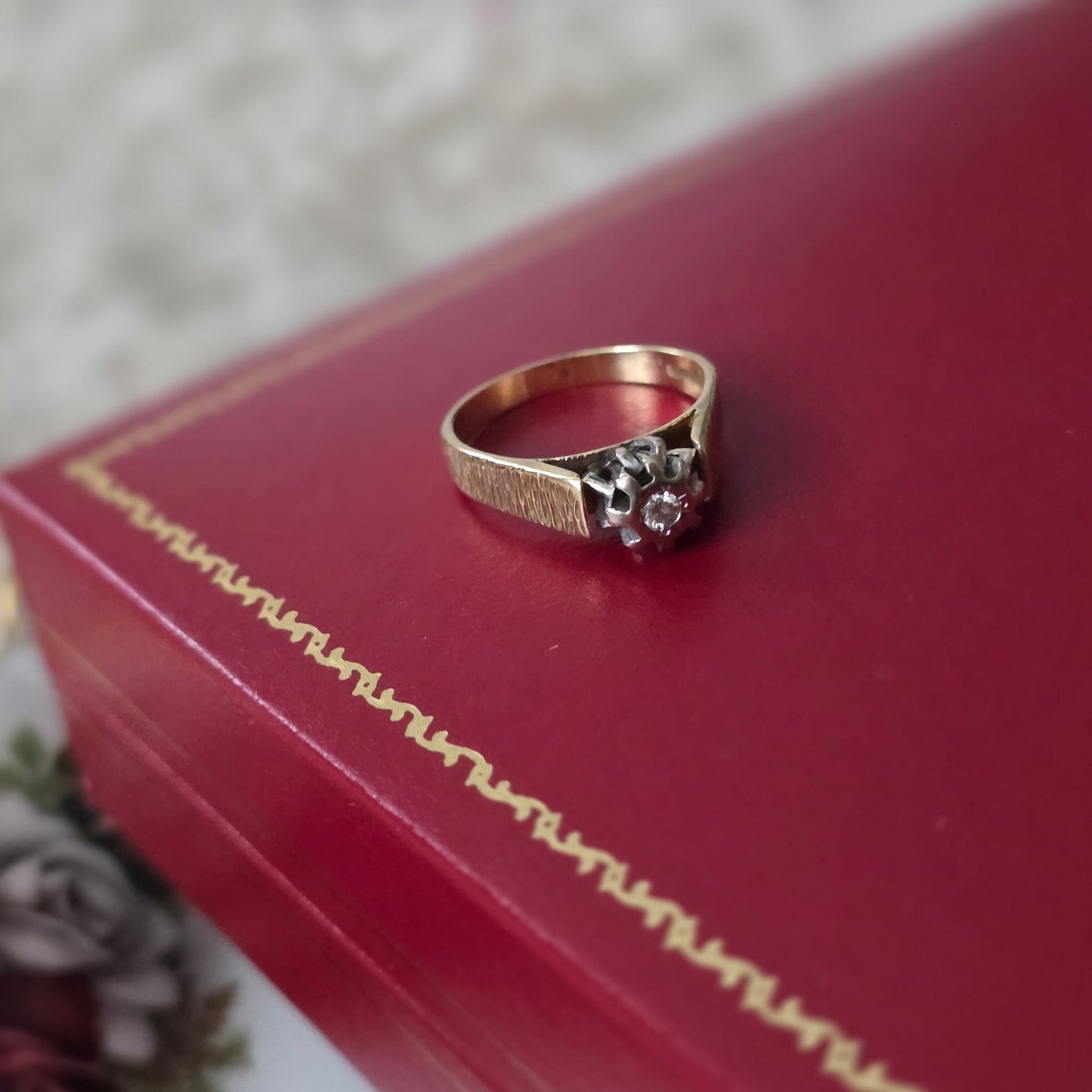 Vintage 18k gouden verlovingsring met diamant bark finish