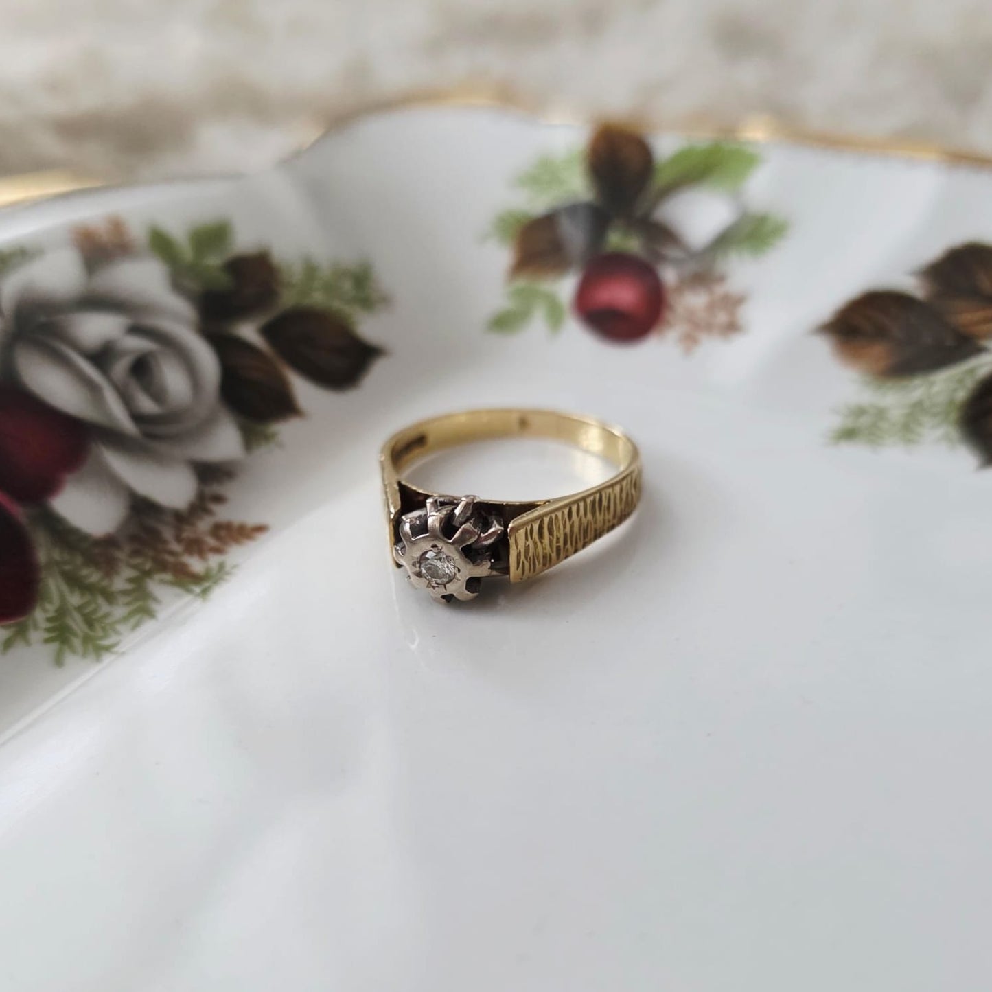 Vintage 18k gouden verlovingsring met diamant bark finish