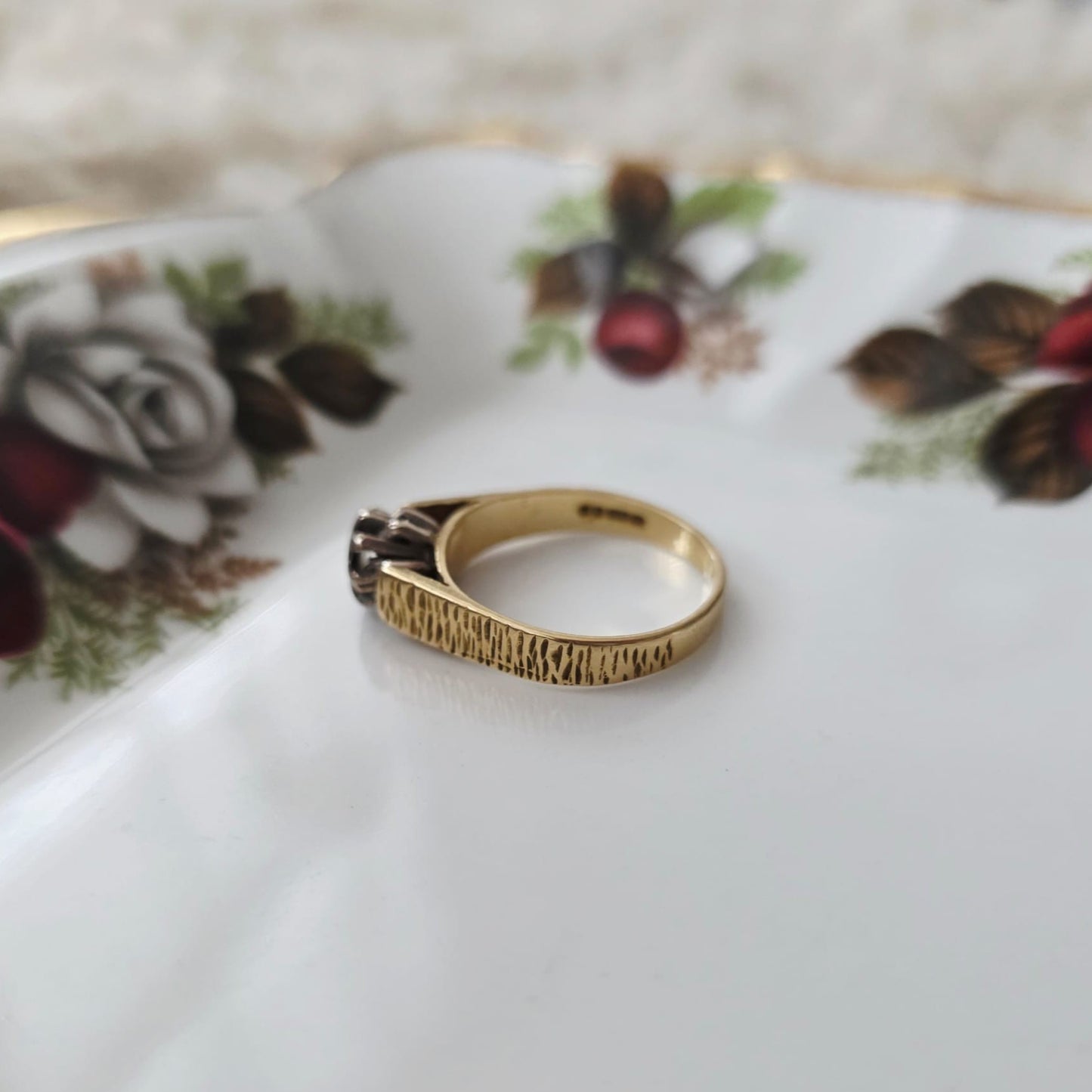 Vintage 18k gouden verlovingsring met diamant bark finish