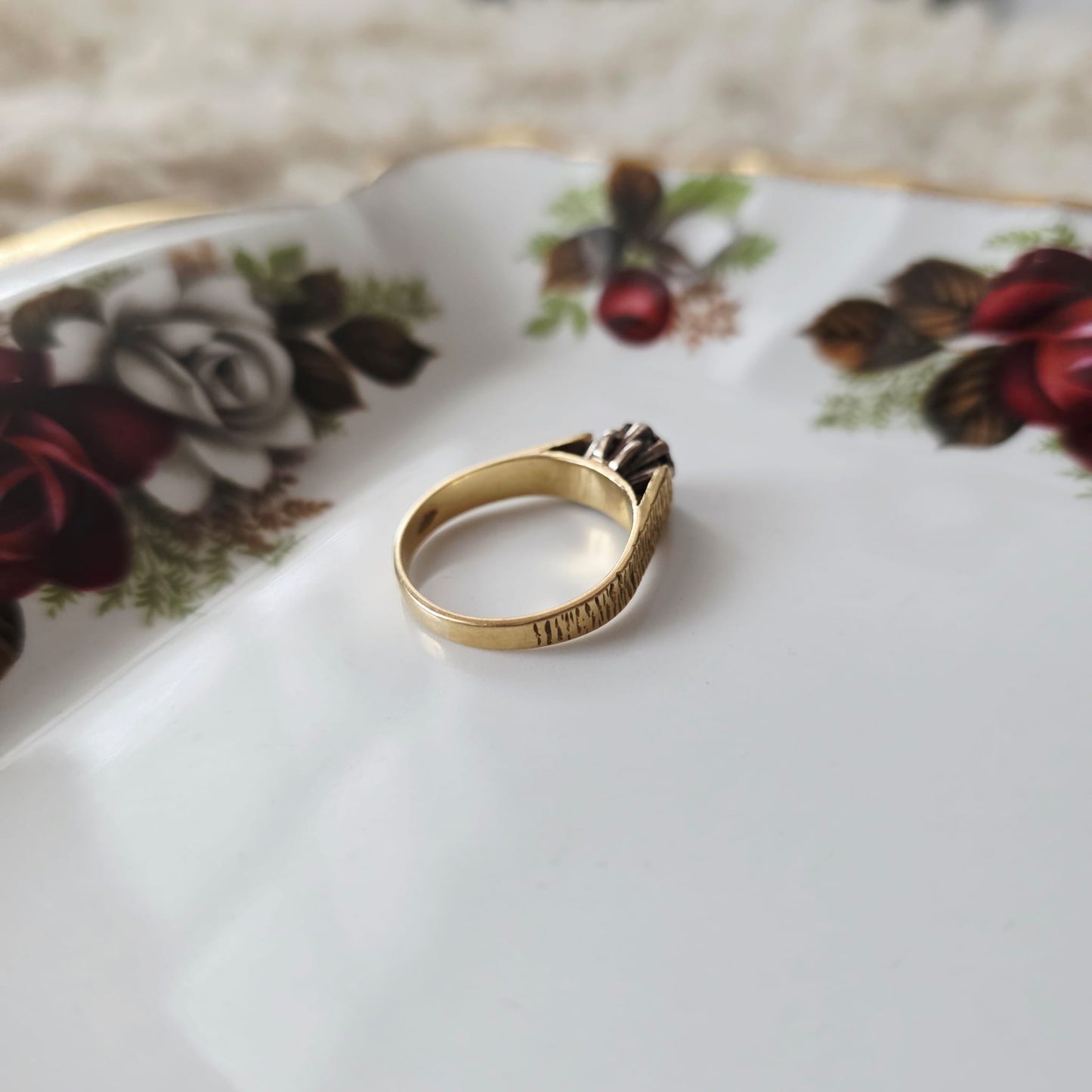 Vintage 18k gouden verlovingsring met diamant bark finish