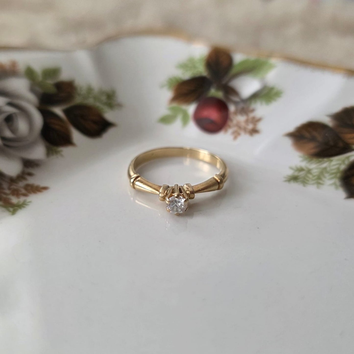 Vintage 18k gold ring with diamonds