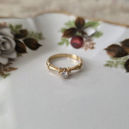 Vintage 18k gold ring with diamonds