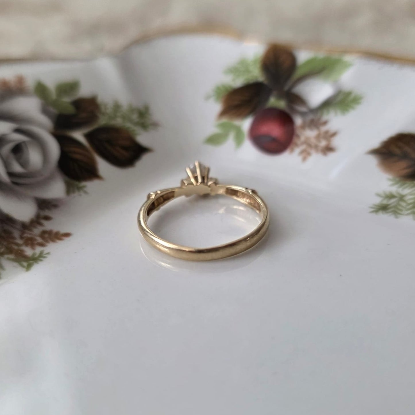 Vintage 18k gold ring with diamonds