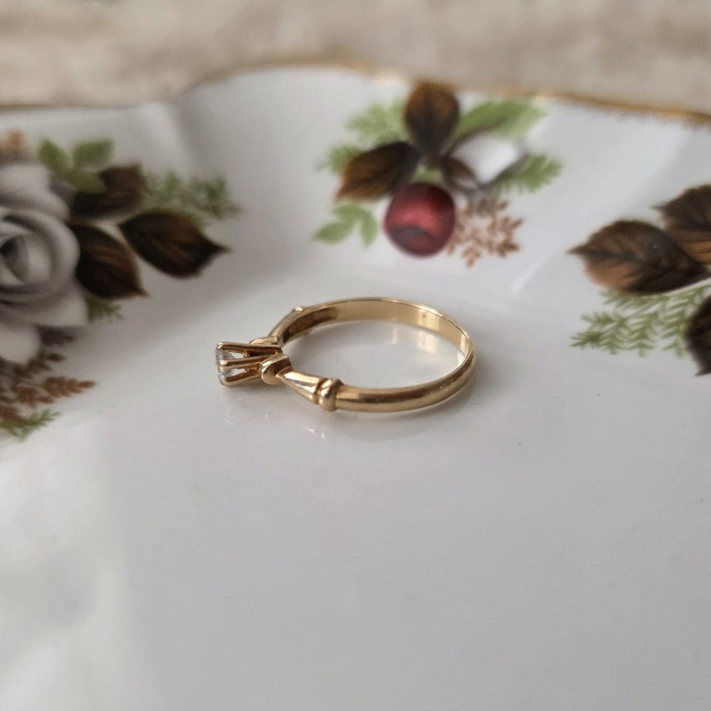 Vintage 18k gold ring with diamonds