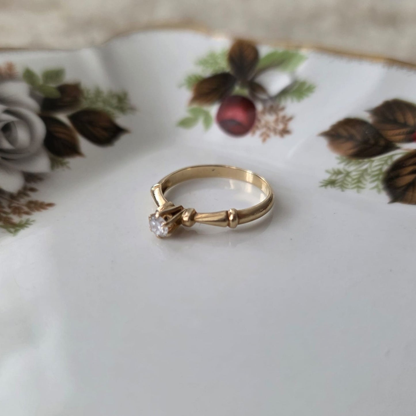 Vintage 18k gold ring with diamonds