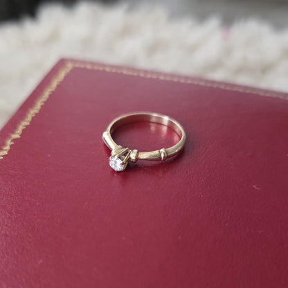 Vintage 18k gold ring with diamonds