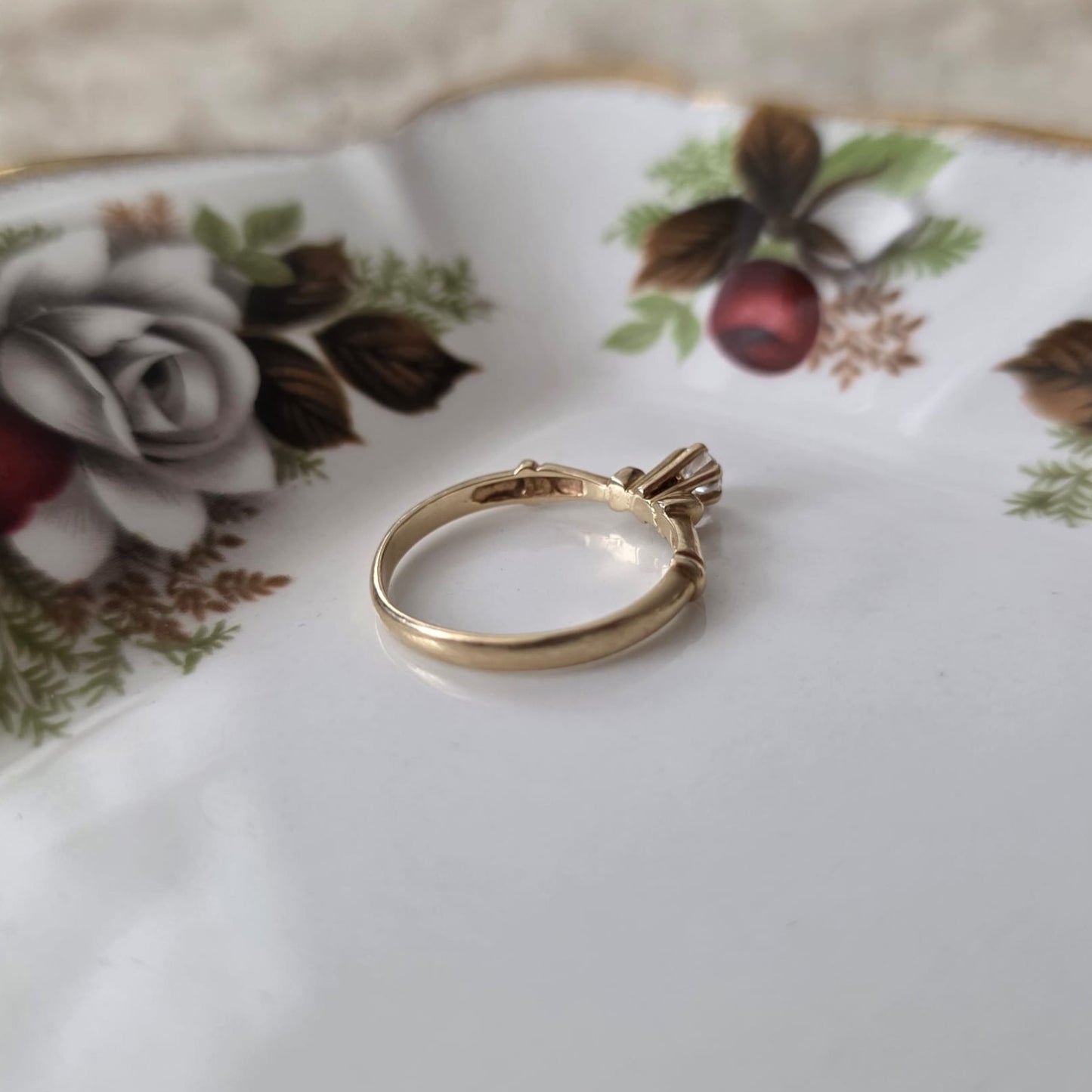 Vintage 18k gold ring with diamonds