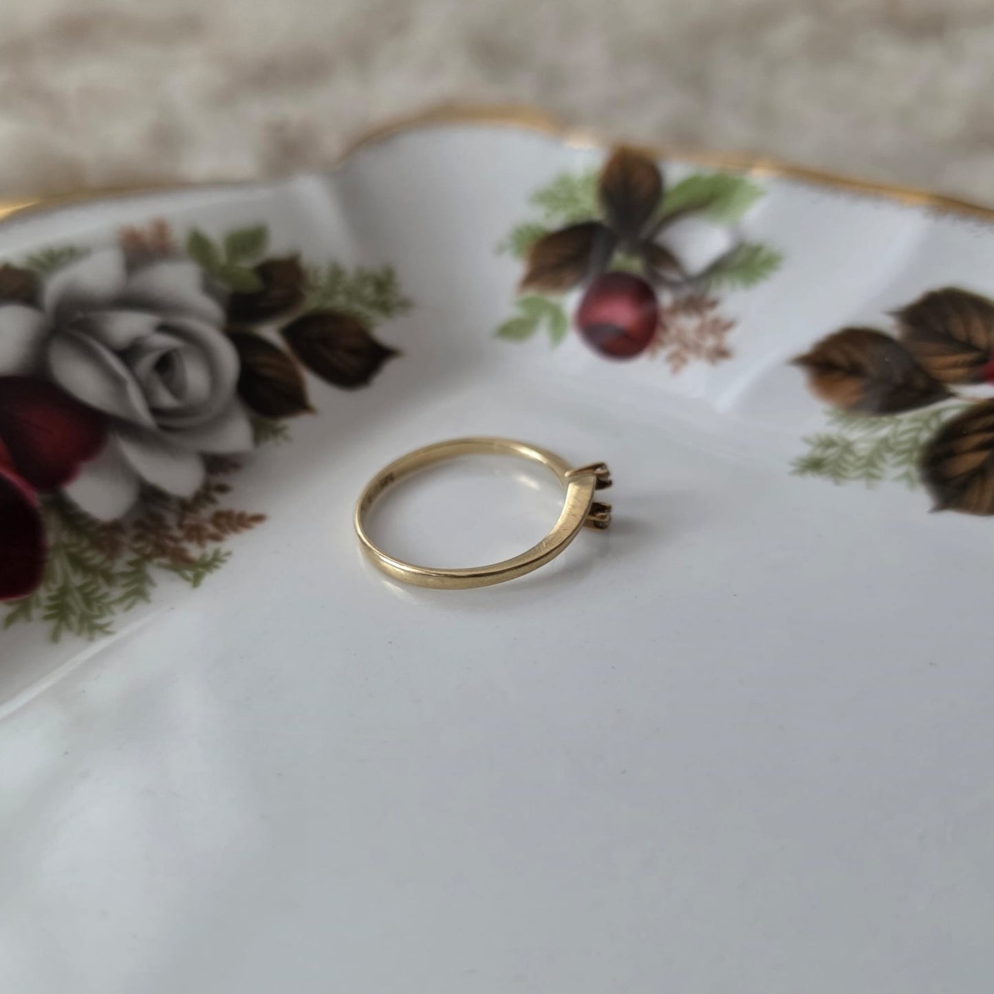 Vintage 14k gouden ring met twee diamantjes