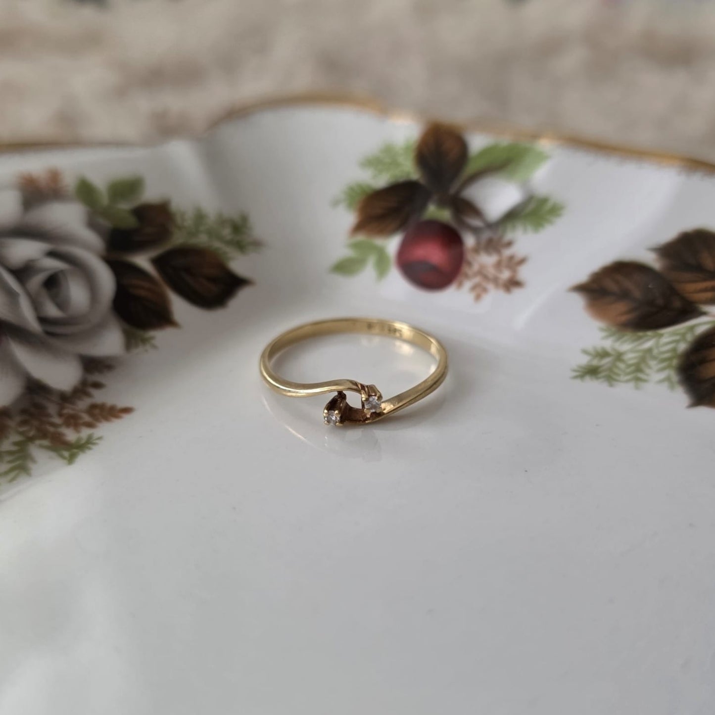 Vintage 14k gouden ring met twee diamantjes