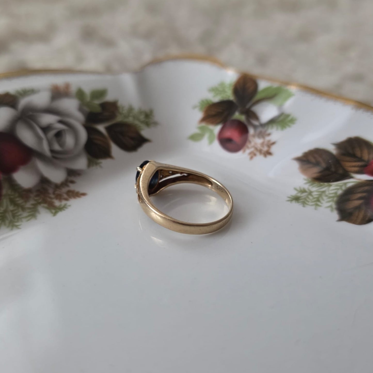 Vintage 14k gouden ring met saffier en diamantjes