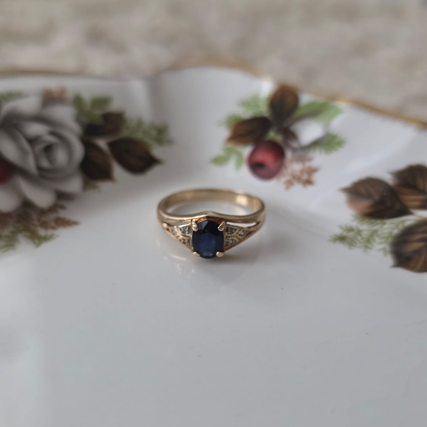 Vintage 14k gouden ring met saffier en diamantjes