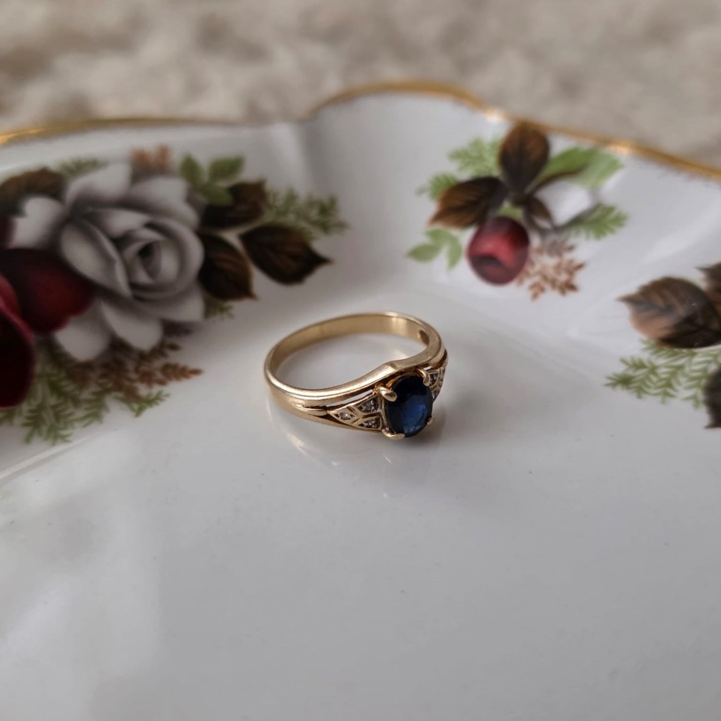 Vintage 14k gouden ring met saffier en diamantjes