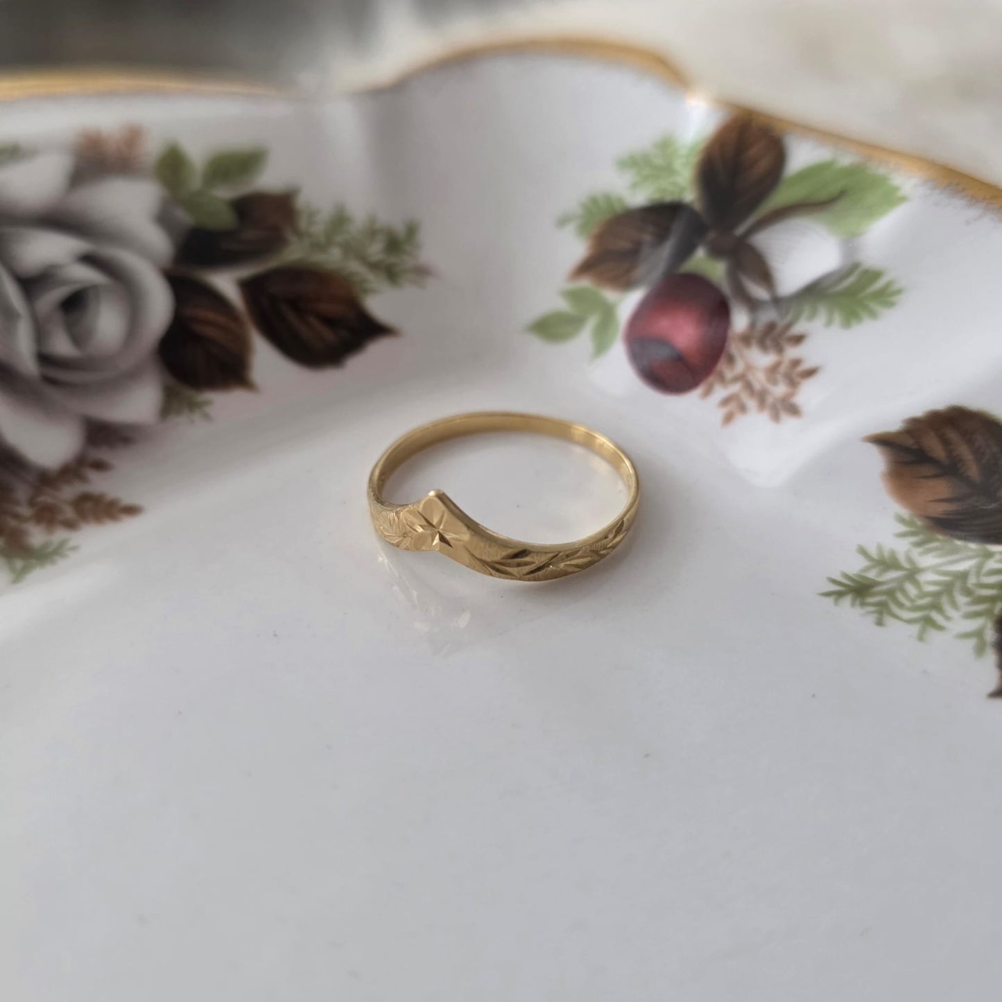 Vintage 18k gouden ring hand gegraveerd