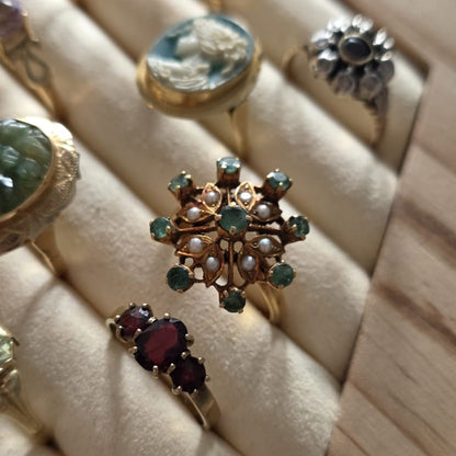 Antieke 21.6k gouden ring met smaragd en zaadparel