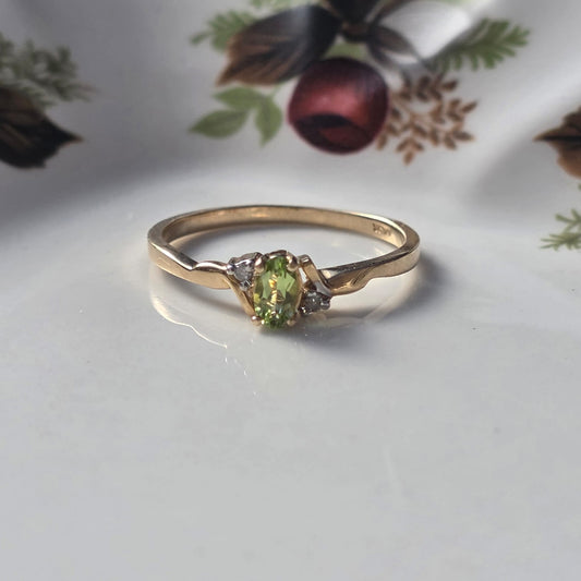 Vintage 10k ring met diamant en peridot