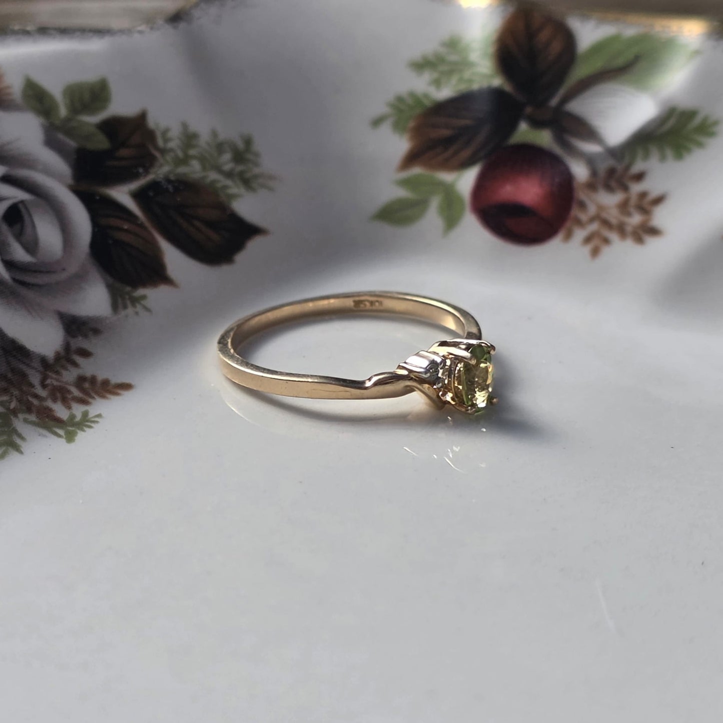 Vintage 10k ring met diamant en peridot