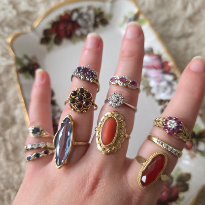 Vintage 14k gouden ring met granaat entourage