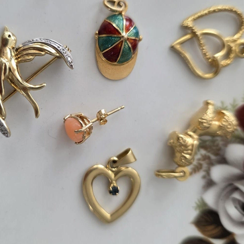 Vintage 9k & 14k gouden oorstekers angel skin koraal