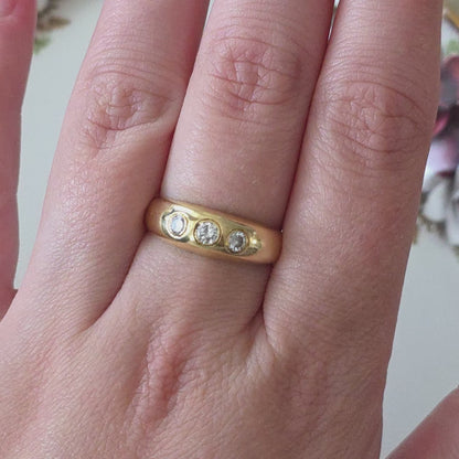 Vintage 18k gold gypsy-style bombe ring with 3 diamonds 0.2 ct