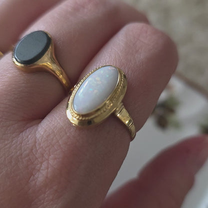 Vintage 14k gouden ring met witte opaal