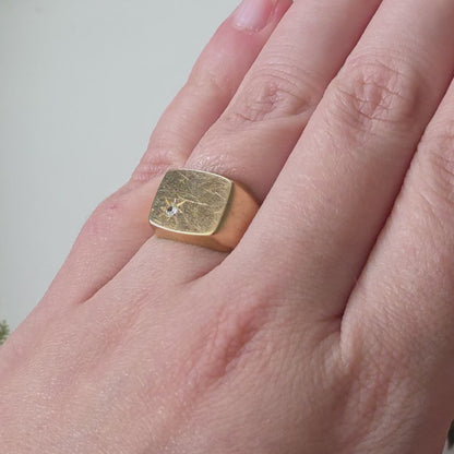 Vintage 18k gold signet ring white quartz