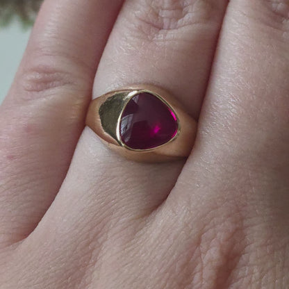 Vintage 18k gouden zegelring met robijn