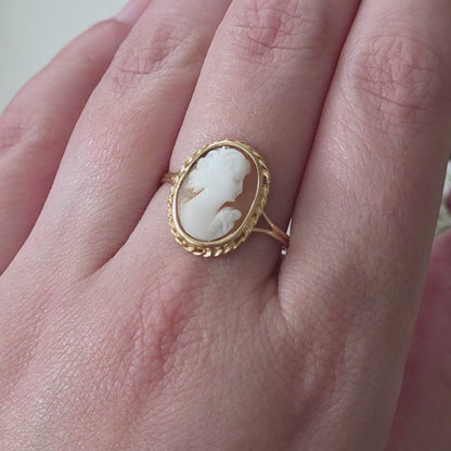 Vintage 18k gold cameo ring
