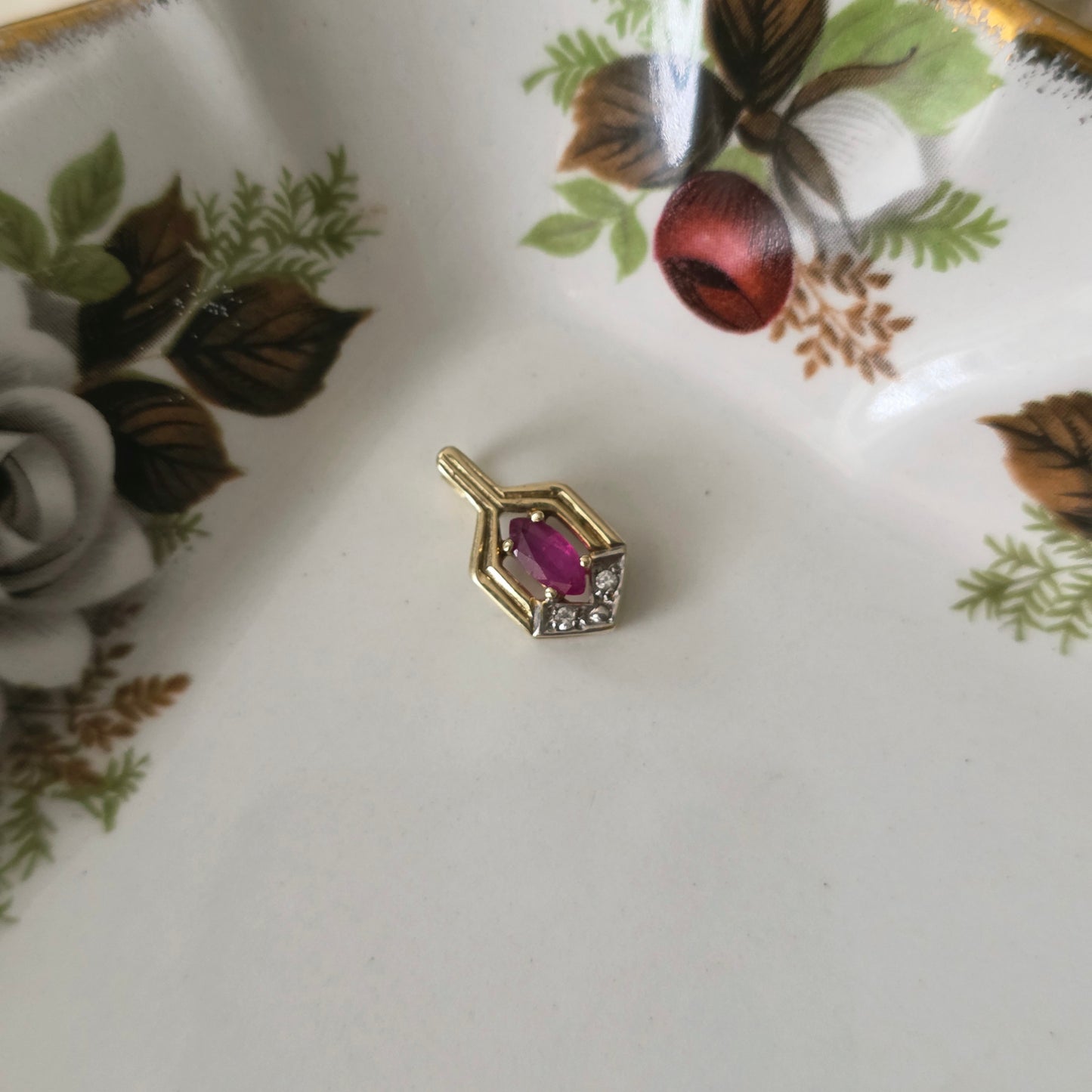 Vintage 14k gouden hangertje diamant en robijn